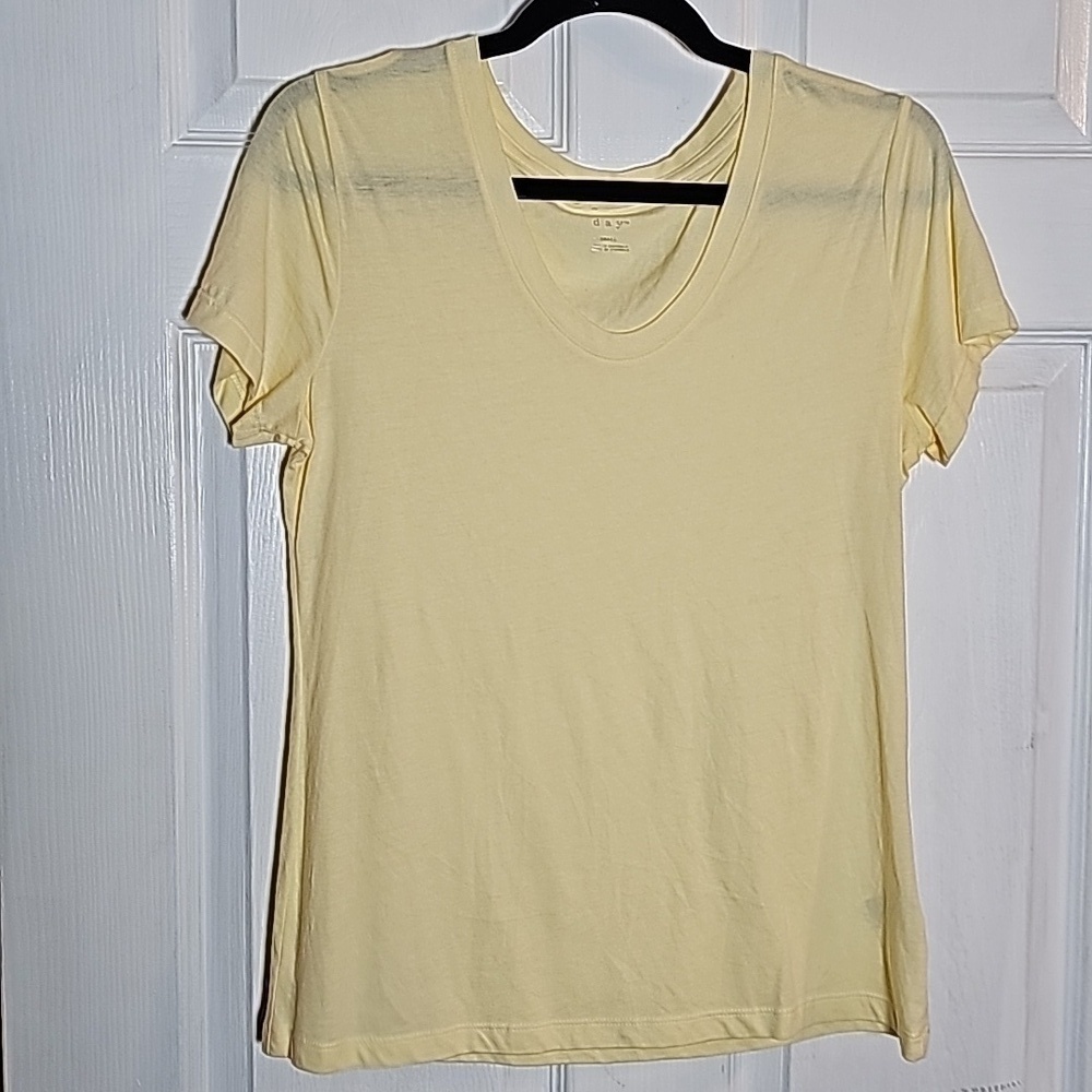 A NEW DAY Womens size XS yellow scoop neck short sleeve blouse